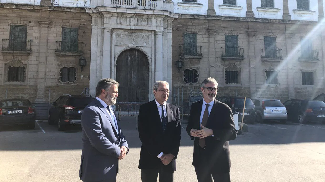 Rogelio Velasco ha visitado el exterior de las instalaciones junto al rector, Francisco Piniella.