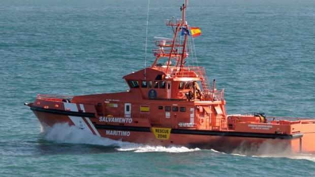 Rescatan 22 personas, de ellas tres menores, de una patera en el cabo Trafalgar
