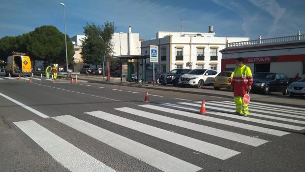 Listas o ya en marcha obras de reparación y mejora en carreteras autonómicas de diez municipios de Sevilla