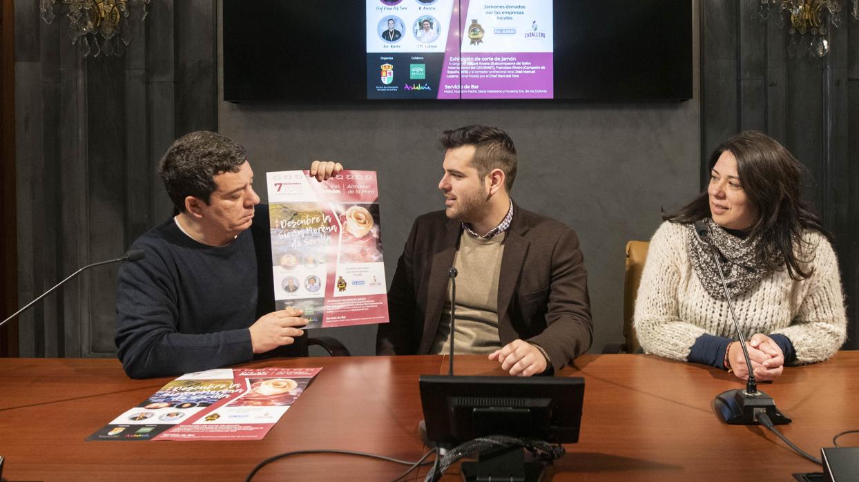 El alcalde de Almadén de la Plata, Carlos Raigada, presentando la jornada en la Casa de la Provincia