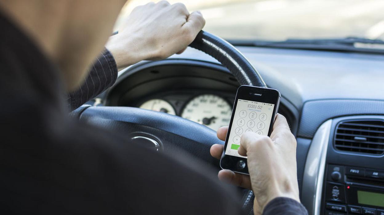 El uso del móvil al volante, entre las principales causas de accidentes en la provincia