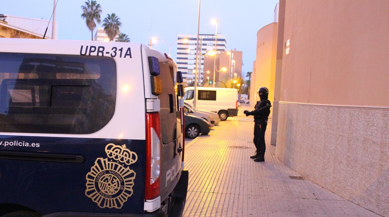 Imagen de un agente durante el dispositivo puesto en marcha en la Barriada de la Paz, en Cádiz.