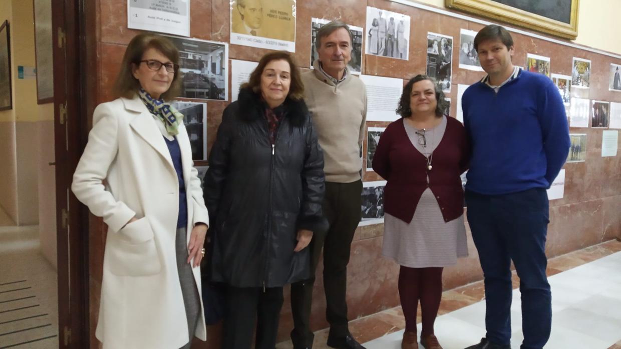 Fotografía de Camen Zamora visitando la exposición.