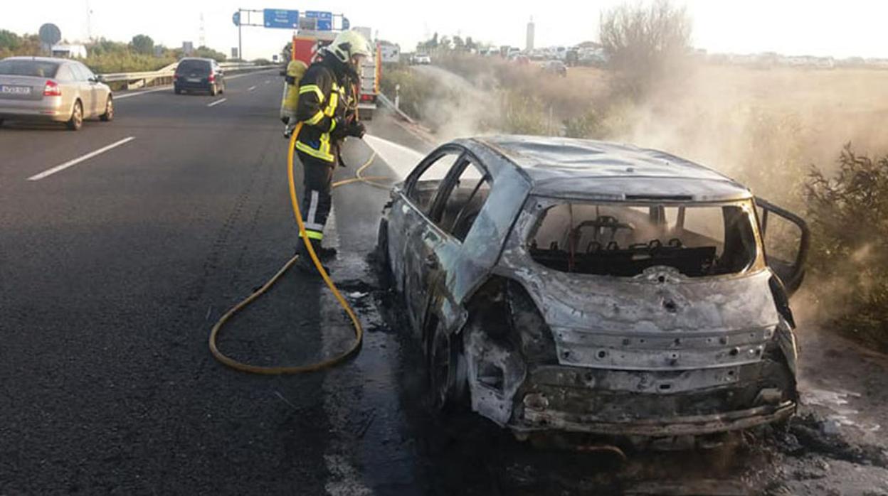 El coche comenzó a echar humo y finalmente terminó calciinándose entero en el arcén