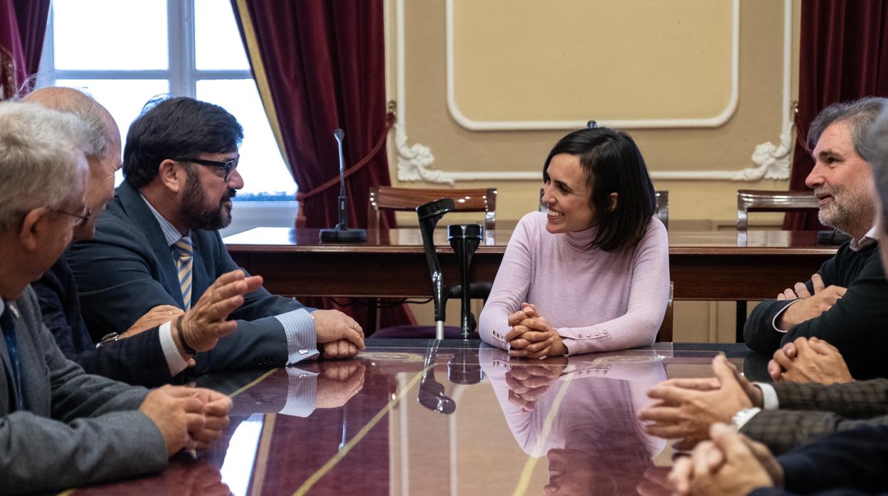 Lola Cazalilla, junto al pregonero.