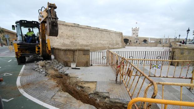 Aguas de Cádiz instala una fuente de agua potable en Puertas de Tierra