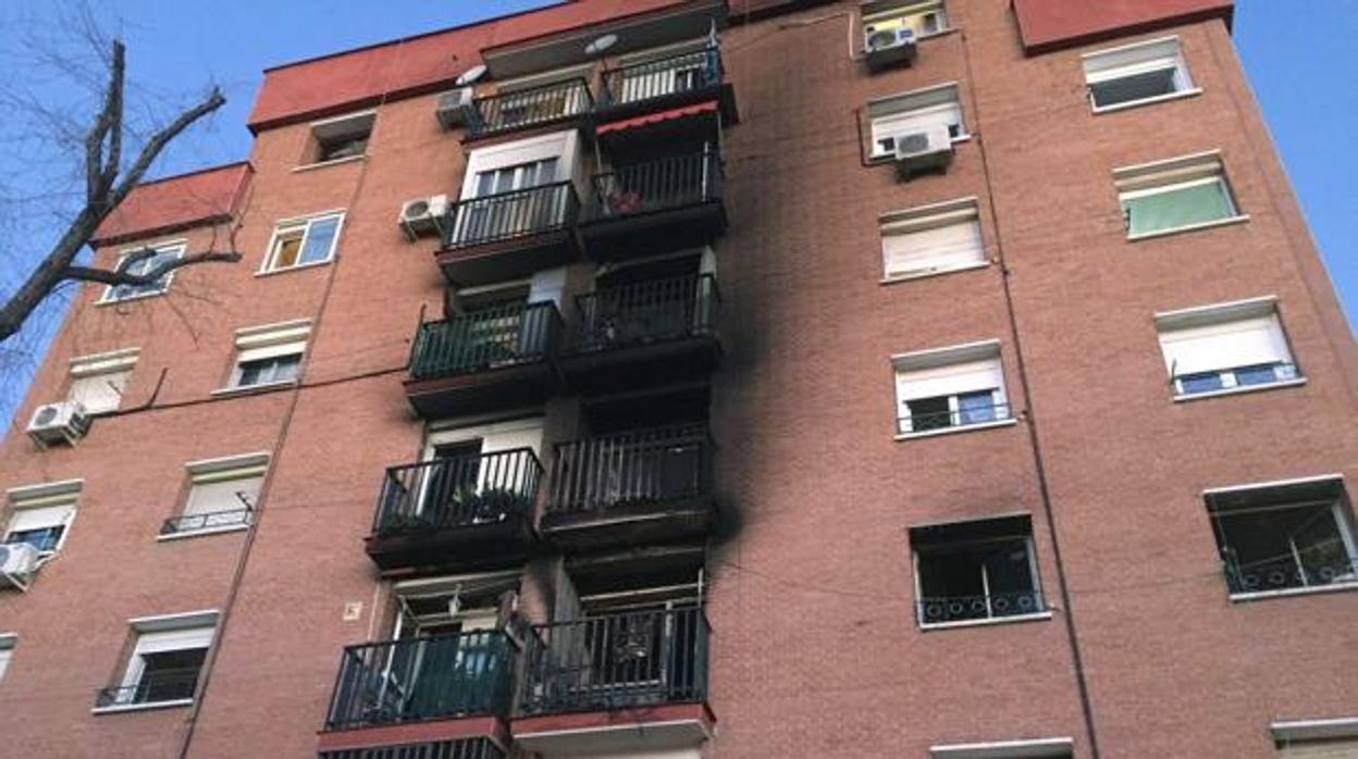 Estado del bloque de viviendas afectadas por el fuego en la calle Pedro Antonio de Alarcón de Granada