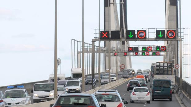 El radar de bajada del puente del Centenario lleva seis meses sin multar por las obras de los accesos a Lagoh