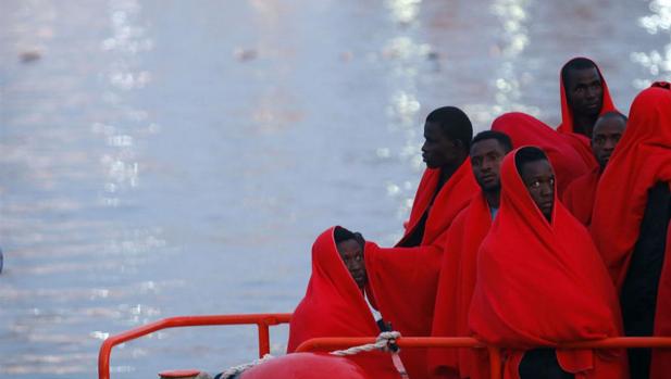 Encuentran a dos inmigrantes escondidos en los motores de un barco en Algeciras