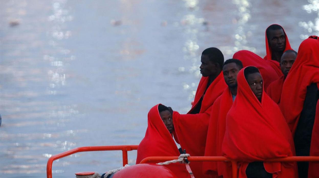 Inmigrantes a su llegada a puerto en una imagen de archivo.