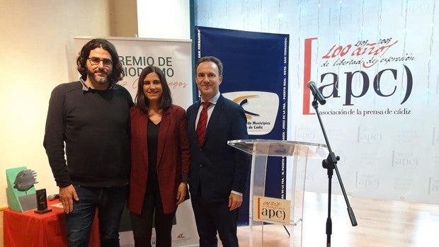 La redactora de LA VOZ Nuria Agrafojo recoge en la APC el premio Beatriz Cienfuegos