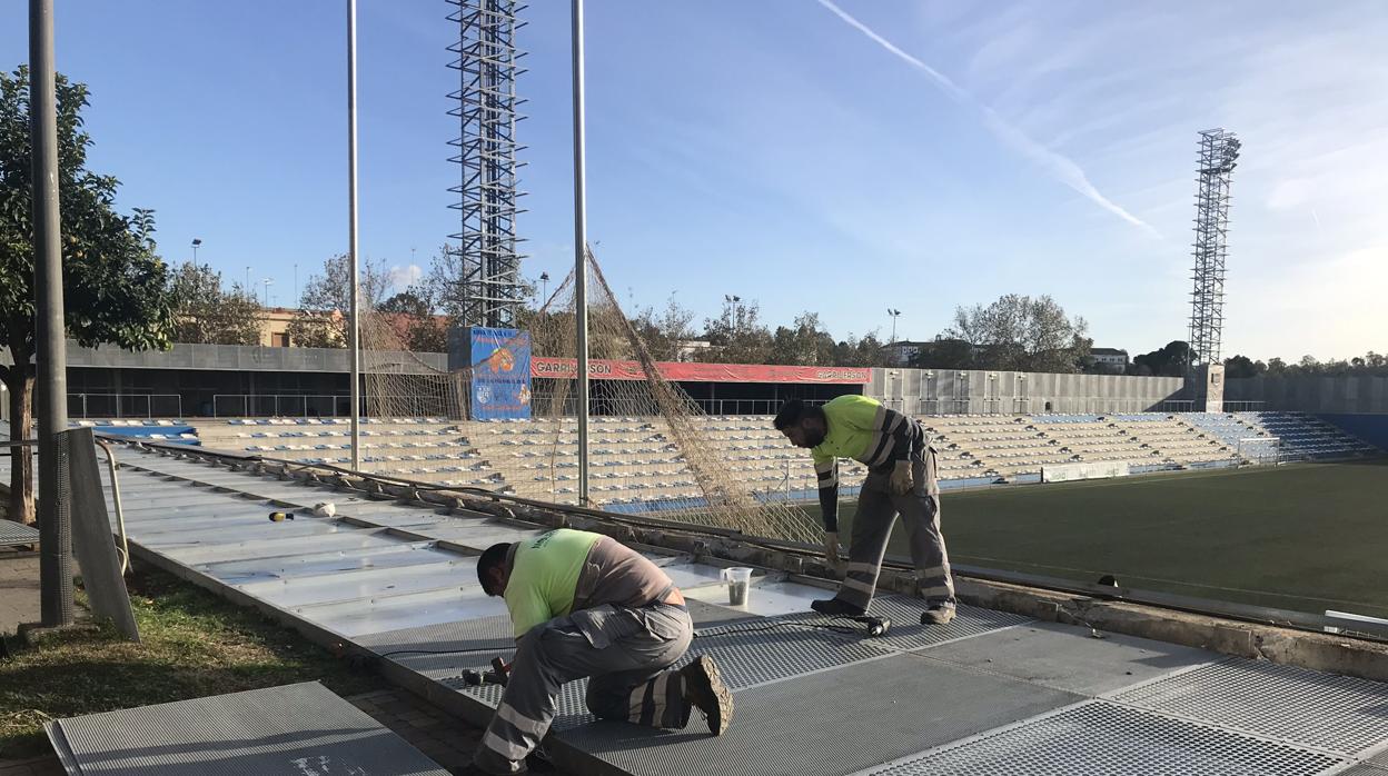 El muro lateral del estadio se derrumbó la tarde del pasado lunes a causa del fuerte vendaval