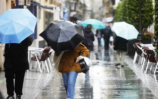 La borrasca Elsa ataca con fuerza la provincia de Cádiz y obliga a cerrar parques y tráfico marítimo