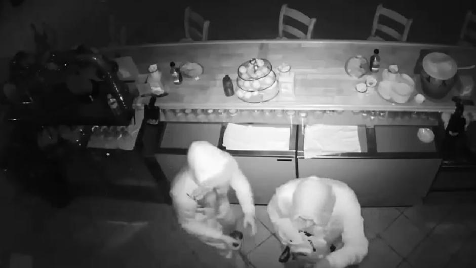 Vídeo: Pillados 'in fraganti' unos ladrones cuando robaban en una venta de Benalup