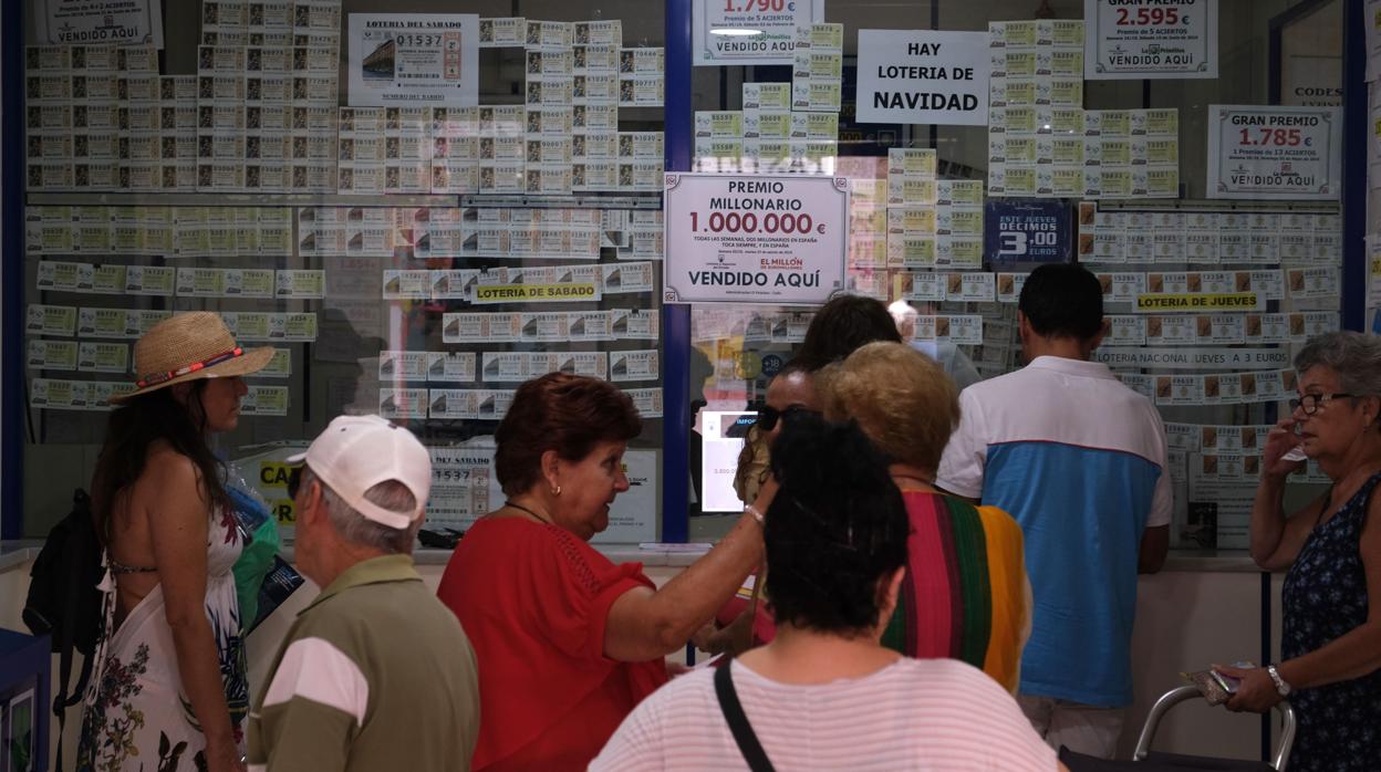 Clientes gaditanos compran Lotería en la administración nº 17.