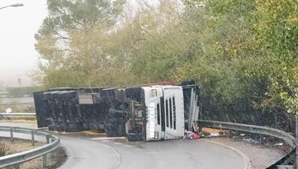 Herido un camionero tras volcar en la AP-4 a la altura de Jerez