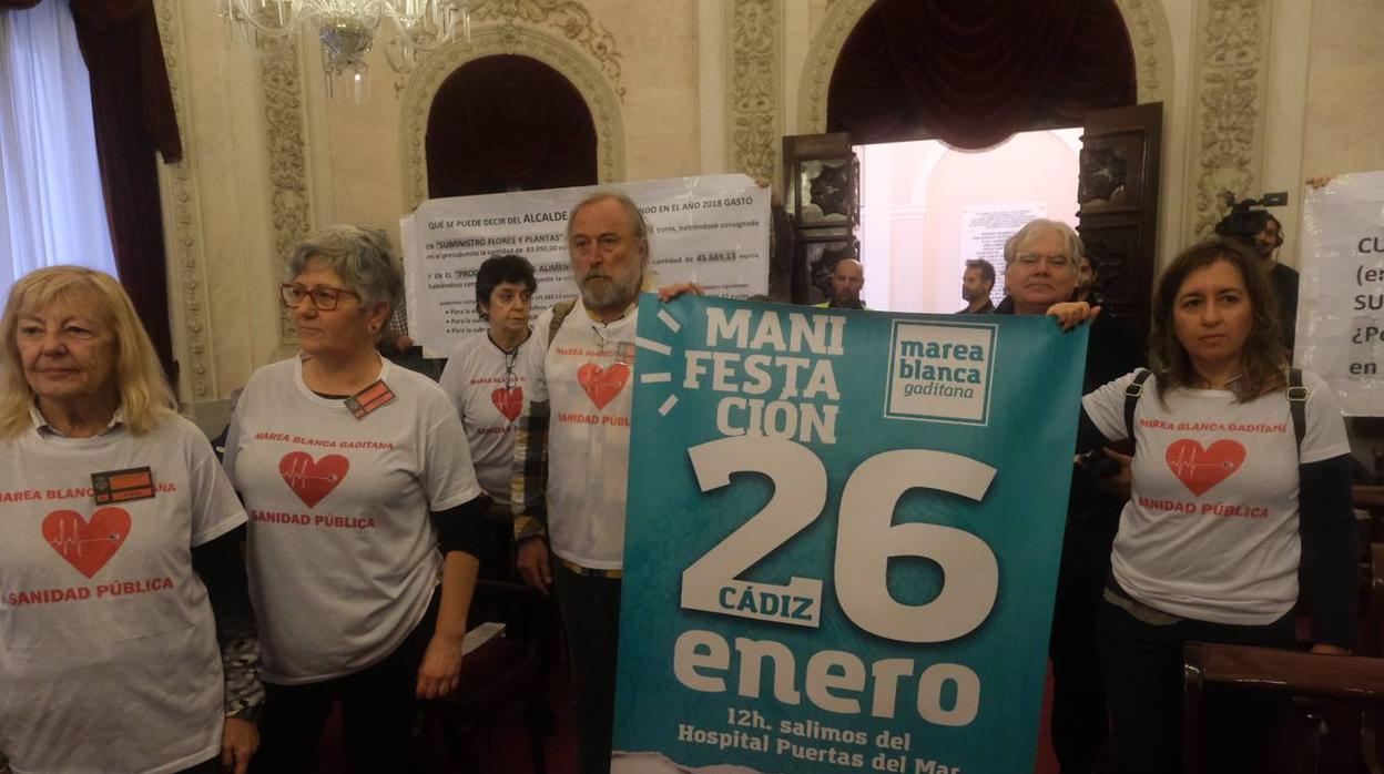 Miembros de Marea Blanca de Cádiz, en el último Pleno del año.