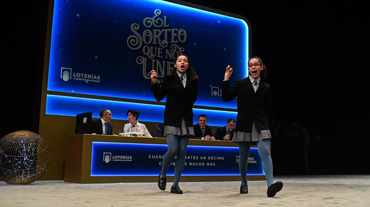 El momento en el que las niñas de San Ildelfonso cantan el Primer Premio.