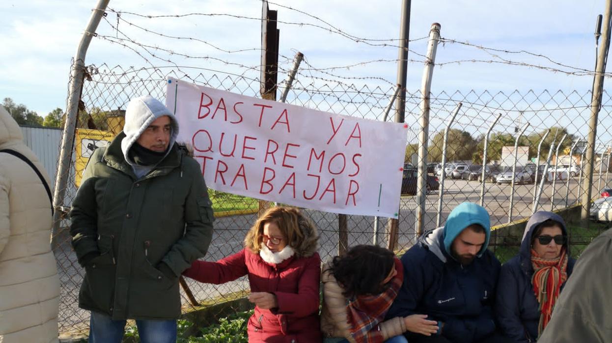 Tres meses sin solución ni respuesta tras los despidos de los trabajadores del comedor de Camposoto