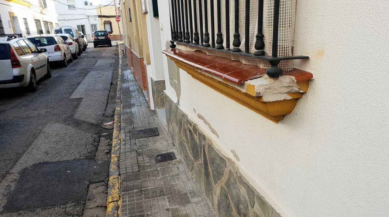 Imagen del deterioro por el choque de un vehículo con la ventana.