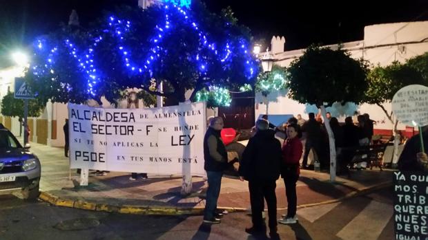 Vecinos del sector F de Almensilla acampan frente al ayuntamiento