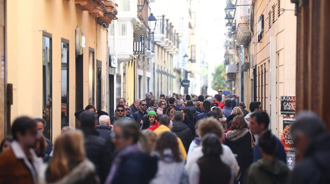 El número de gaditanos ha subido pese al descenso en la capital.