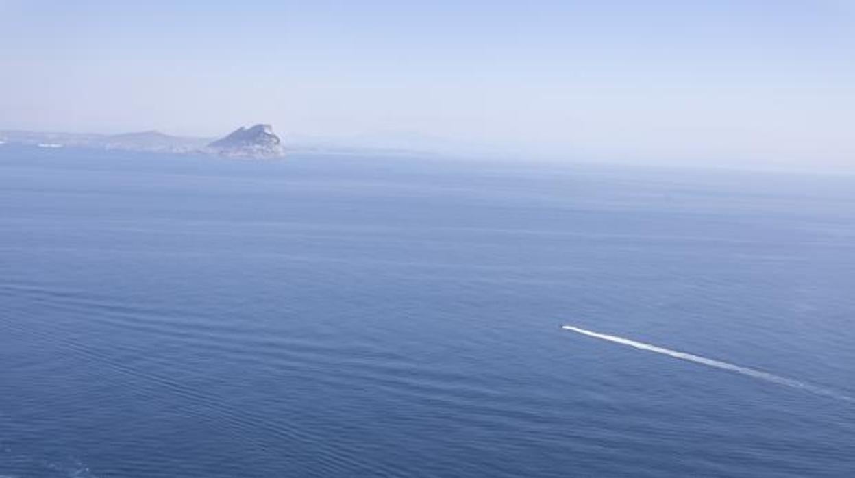 Un inmigrante argelino, desaparecido tras caer al mar en el Estrecho de Gibraltar