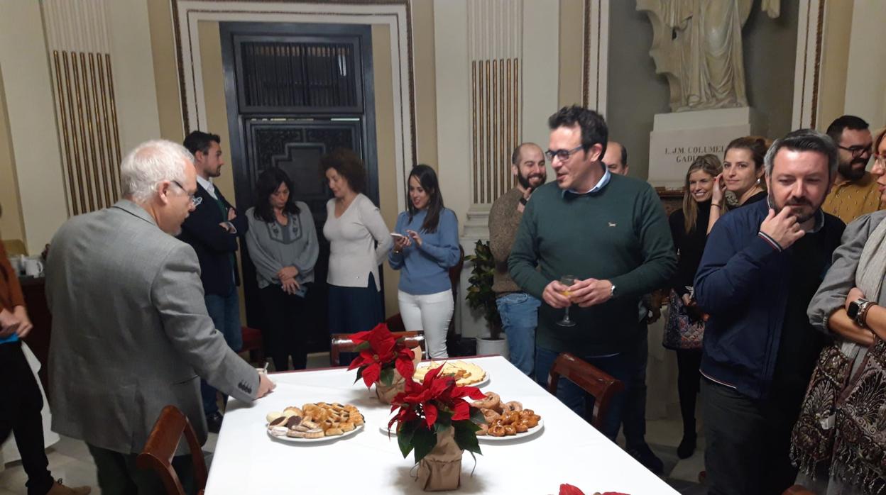 El alcalde de la ciudad, José María González, ha compartido este viernes con los medios un desayuno navideño.