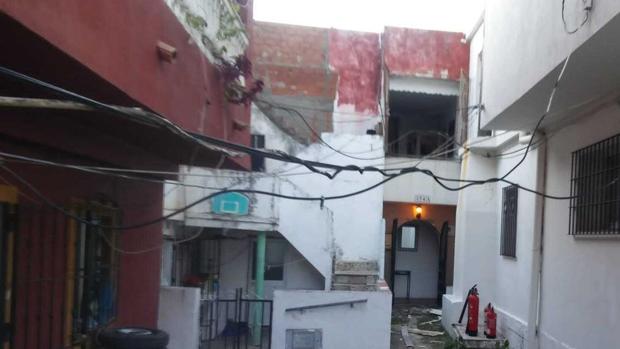 Una explosión de butano deja un herido grave y una  vivienda arrasada en Algeciras