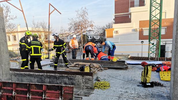 Bomberos intervienen en el rescate de un trabajador accidentado en Chipiona