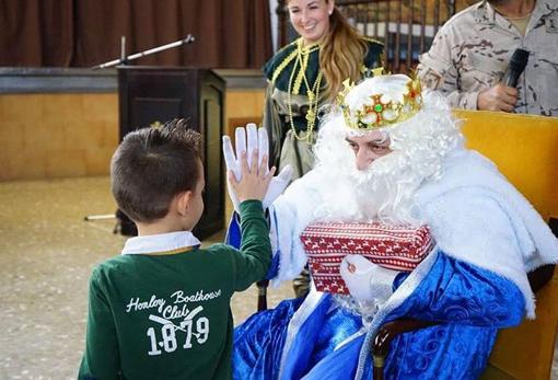 Melchor con uno de los niños.