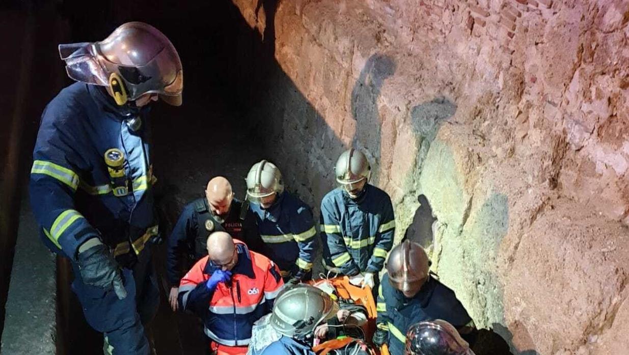 Rescatan en Cádiz a un hombre que se cayó al foso del arco del Pópulo