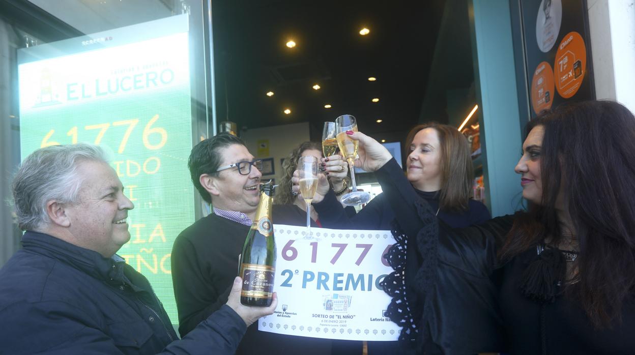 Celebración el pasado enero en Cádiz de un pellizco del segundo premio del Niño