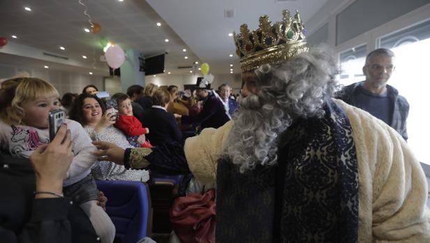 Los Reyes visitan a los niños enfermos de Cádiz