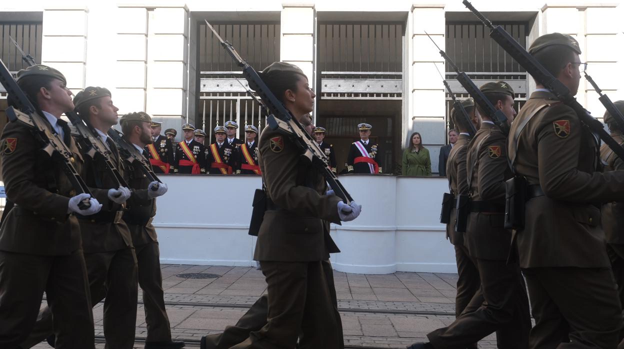 Los militares han desfilando ente el Almirante de la Flota y la alcaldesa de San Fernando.