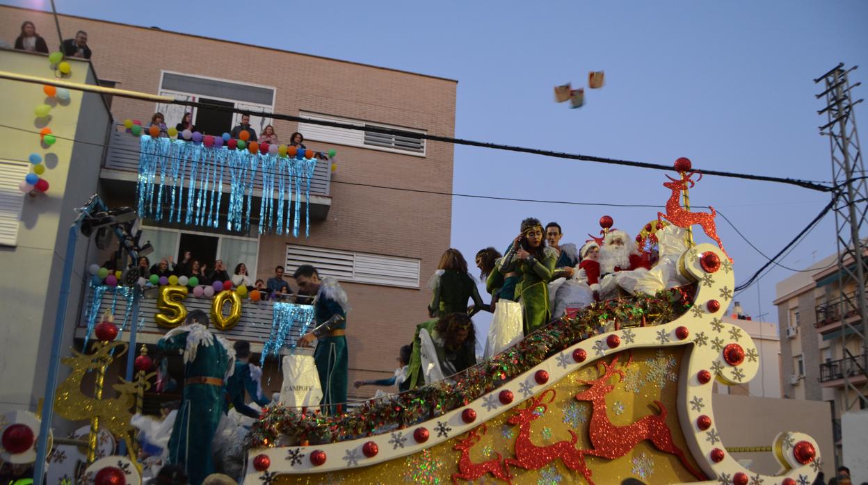 La carroza de Papá Noel de la cabalgata de Utrera en un momento del recorrido del pasado 5 de enero