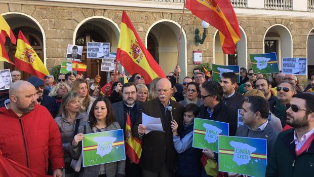 Concentración de Vox a las puertas del Ayuntamiento de Cádiz