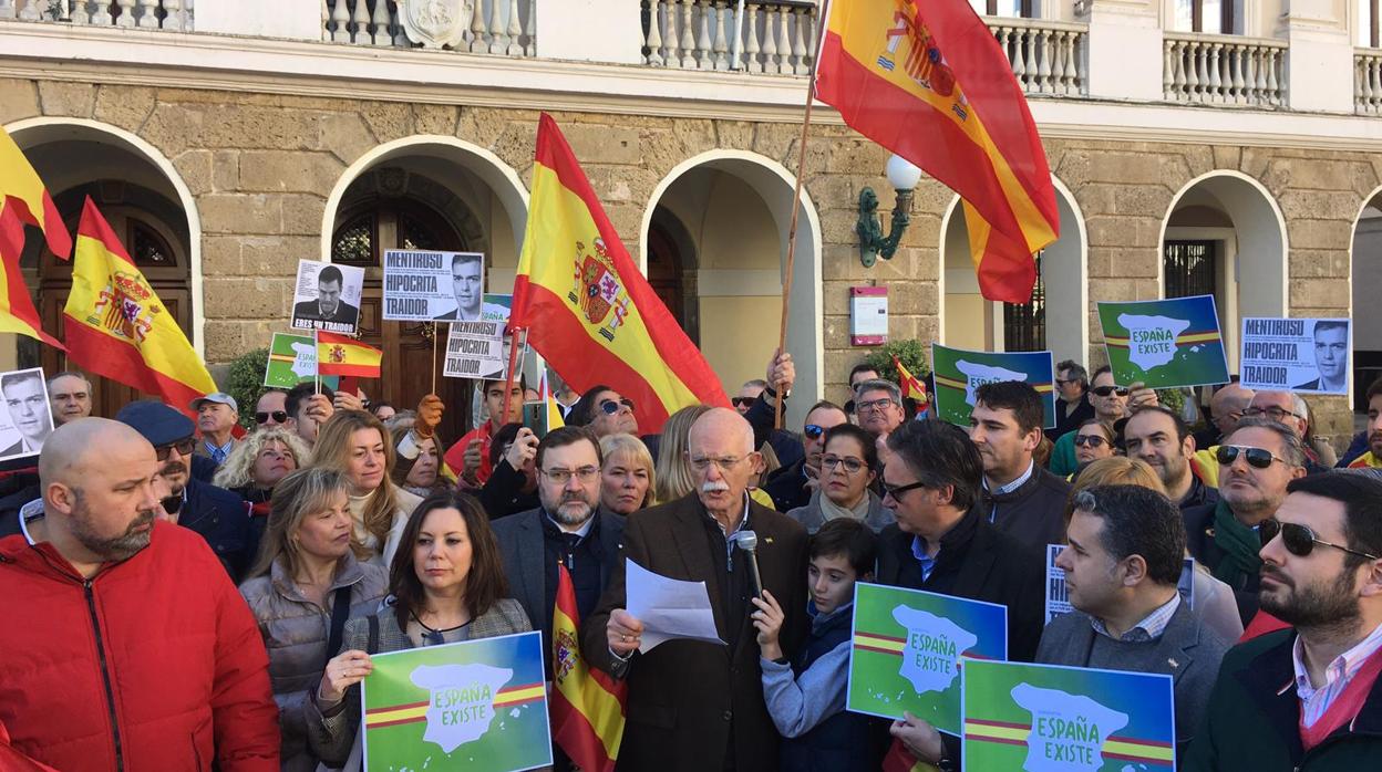 Concentración de Vox a las puertas del Ayuntamiento de Cádiz.