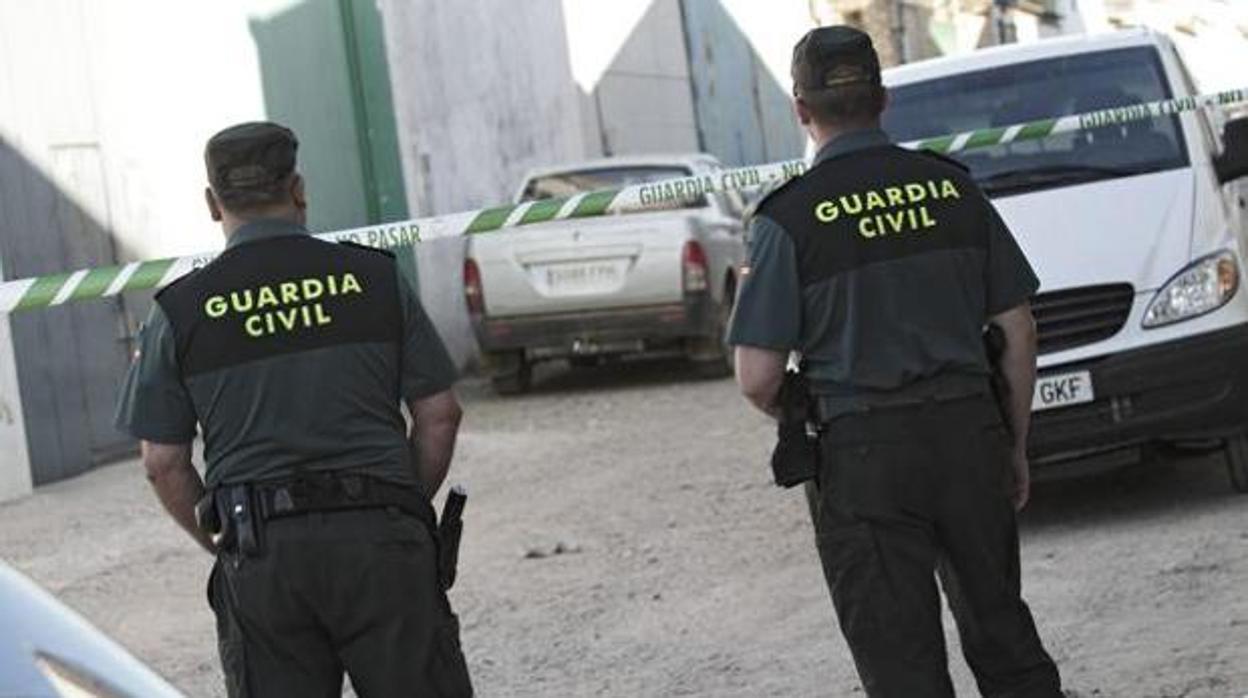 Imagen de archivo de dos agentes de la Guardia Civil en una operación policial acaecida en una localidad andaluza