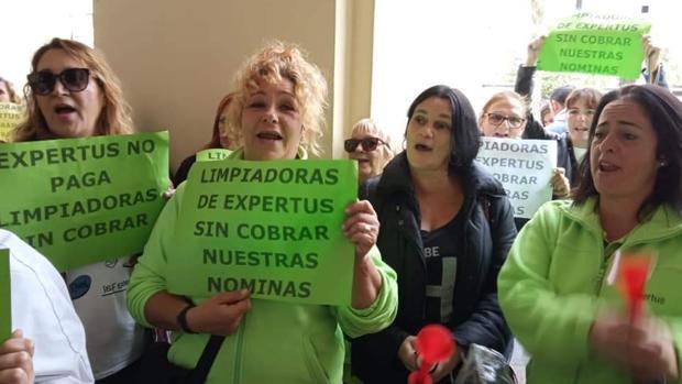 «El Ayuntamiento nos hizo una falsa promesa, no vamos a limpiar hasta que no nos paguen»