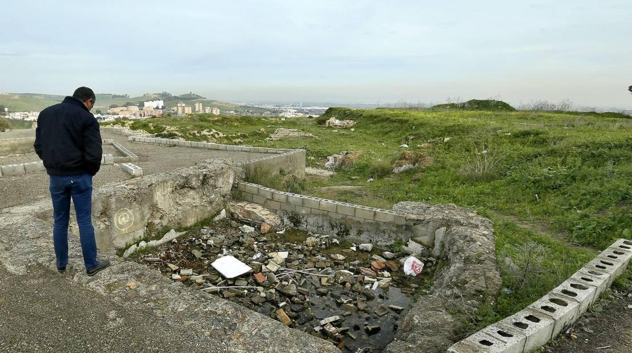 Restos de material de obras en el yacimiento tartésico de El Carambolo en 2016