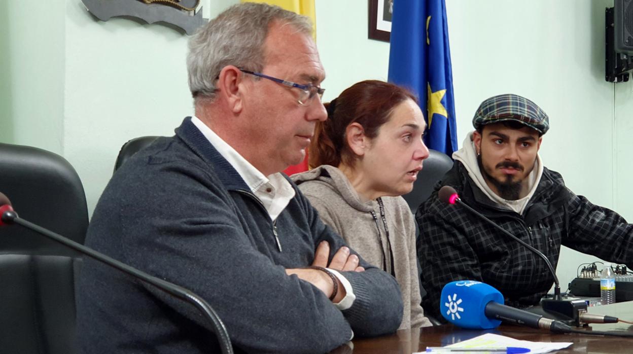 Lioba Sánchez junto con el alcalde de San Juan durante su comparecencia ante los medios de comunicación