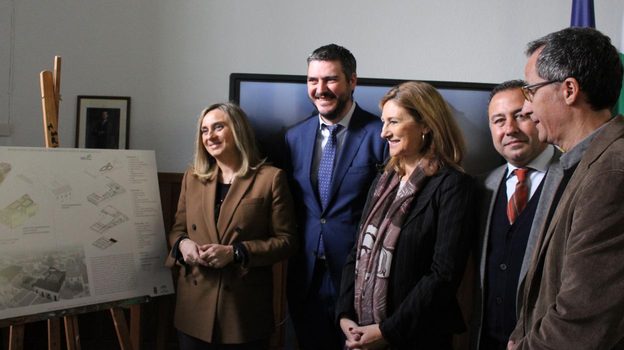 La consejera Marifrán Carazo asiste a la presentación del proyecto de rehabilitación del edificio del Ayuntamiento fontaniego