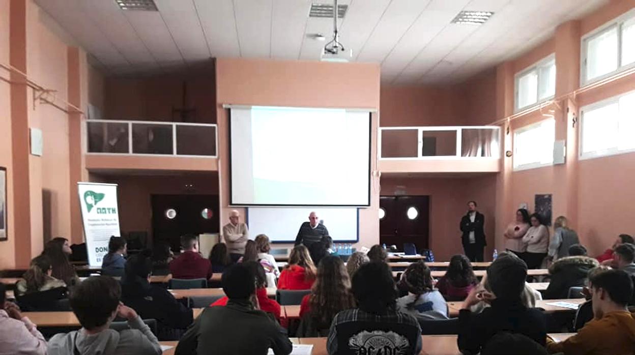 Charla de la AATH en el IES San Fernando de Constantina