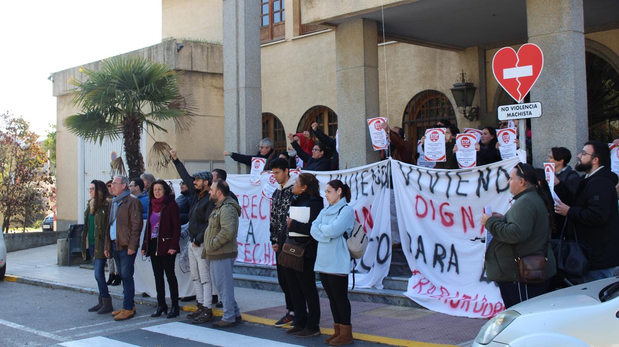 Protesta ante la puerta del Ayuntamiento de San Juan de Aznalfarache