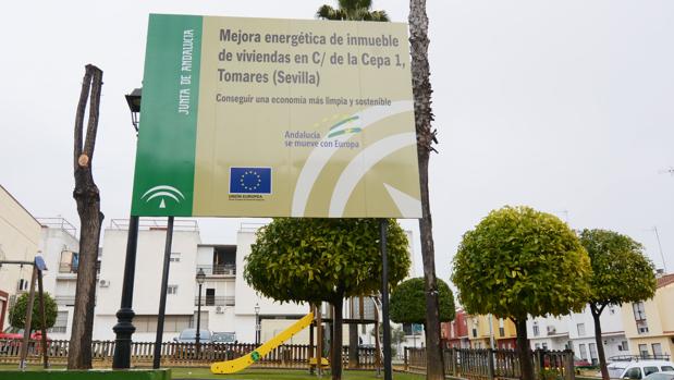 La Junta inicia las obras de rehabilitación de las 30 viviendas sociales de la plaza de la Cepa en Tomares