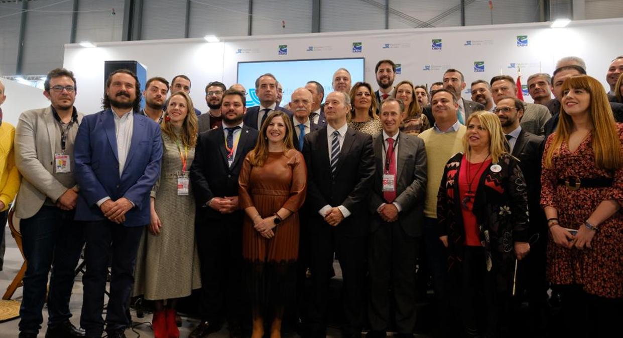 Foto de familia de autoridades en el día de la provincia de Cádiz en Fitur.