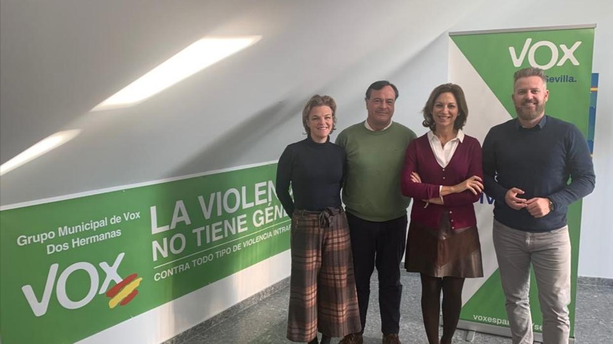 El grupo municipal de Vox Dos Hermanas, con Adrián Trashorras al frente (derecha de la imagen)