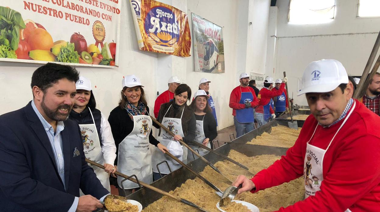 El alcalde, Antonio Enamorado, acompañado del Hermano Mayor y representantes políticos.