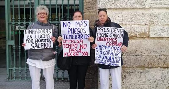 Las limpiadoras del Fernando Quiñones, a las puertas de Diputación.